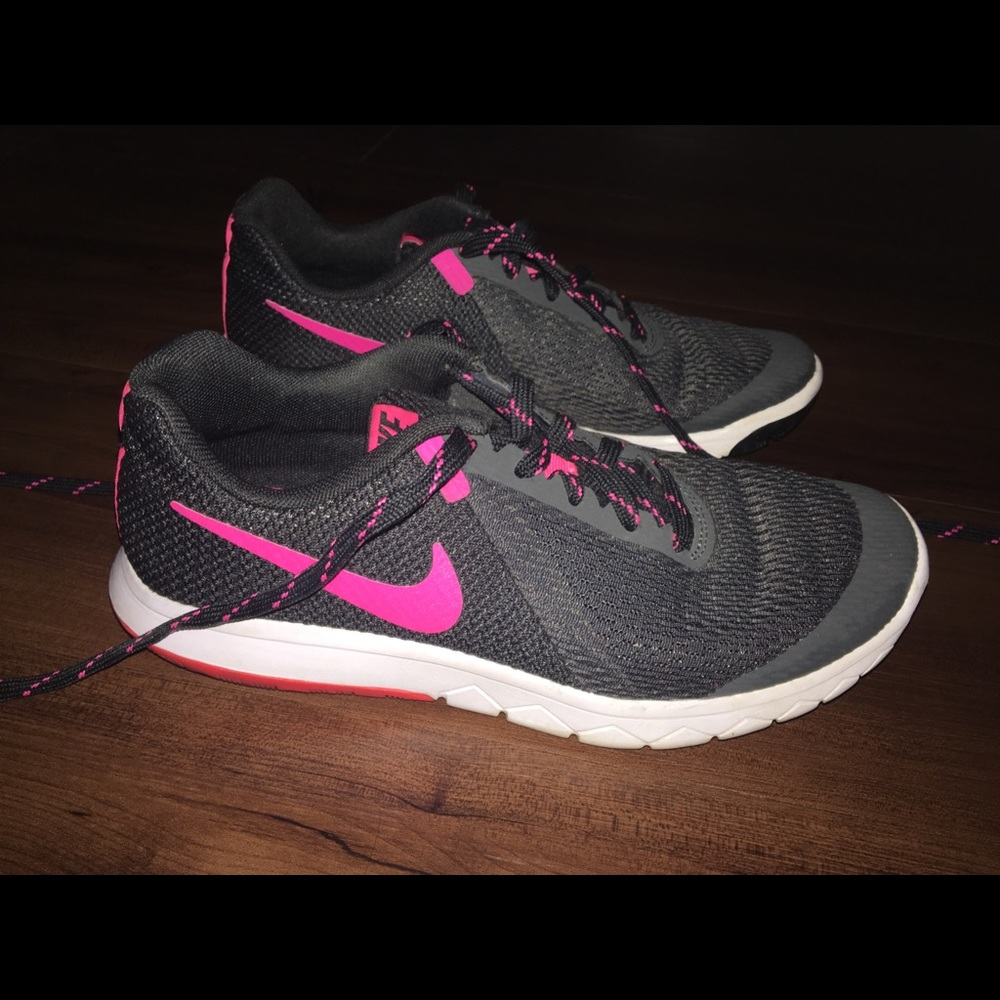 GRAY NIKE RUNNING SHOES